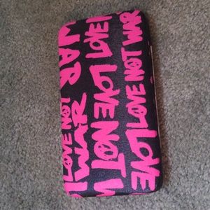 Wallet, Make love not war